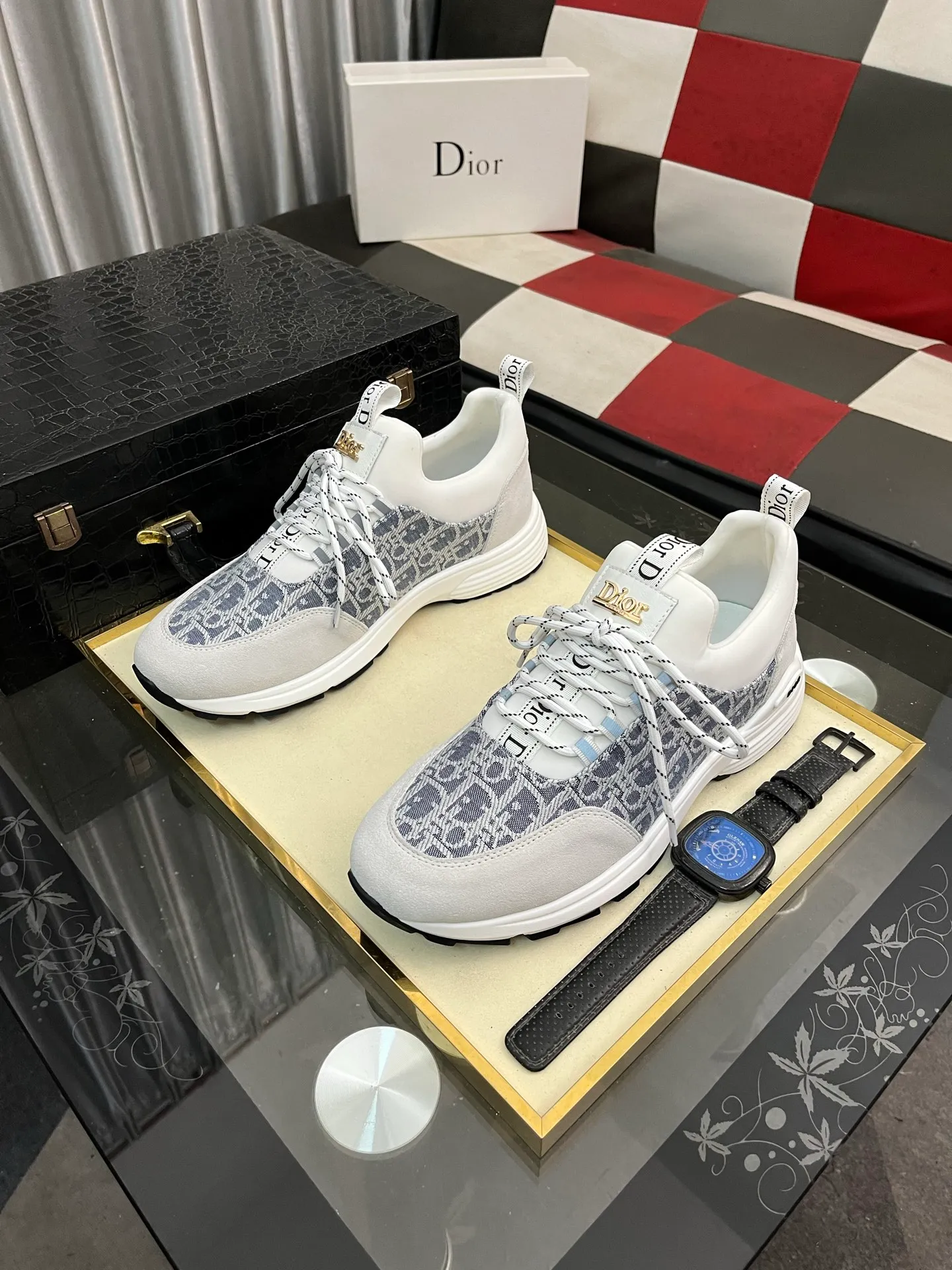 Men's Men's Shoes💰440⌚️⌚️ Dior's casual and sporty style combines the elements of dad's bag-soled shoes. It has successfully broken through the dad shoe style that has been on the streets in recent years and has become a beautiful landscape in luxury goods. The fabric is high mercerized with breathable mesh. The mesh on both sides of the shoe is made of three layers of composite technology. The bottom process uses package molding fabrics: imported high mercerized 🐂 cowhide stitching with original customized D-shaped mesh code number: 38-444️⃣ Colors available